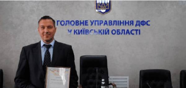 Banner of 2017 winner is displayed here.